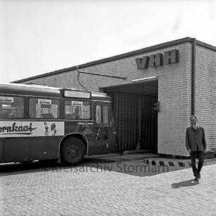 Verkehrsbetriebe Hamburg - Holstein AG (VHH): Berliner Straße: Betriebshof: Neubau: Inbetriebnahme: Waschanlage: links Bus beim Einfahren: rechts Mann