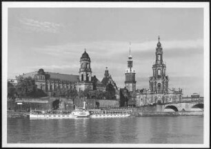 Dresden, Brühlsche Terrasse, Schloß und Hofkirche : Dresden. Blick vom Neustädter Elbufer über die Elbe auf die Silhouette der Altstadt mit Ständehaus, Residenzschloss und Katholischer Hofkirche
