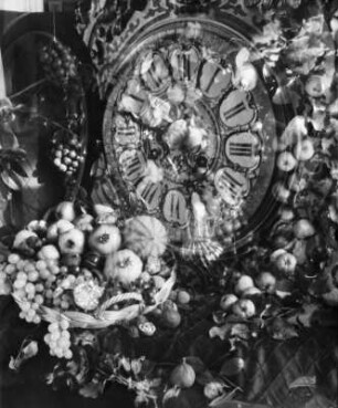 Früchtestilleben mit Uhr