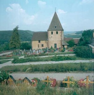 Wertheim-Urphar. Wehrkirche (10. Jh., 13. Jh.) Ansicht über den Kirchhof von Norden