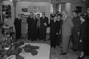 Johannes Dieckmann mit Vertretern der vietnamesischen Messedelegation - Messerundgang