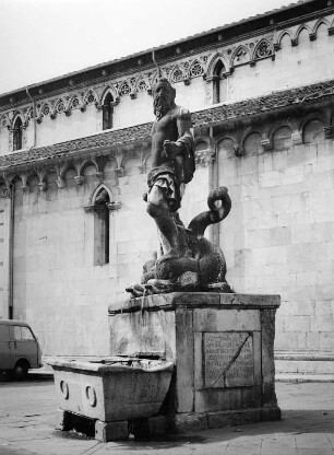 Brunnen mit dem Standbild des Andrea Doria als Neptun : Carrara. Brunnen mit dem Standbild des Andrea Doria als Neptun (1563; B. Bandinelli) vor dem Dom