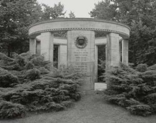 Denkmal für das 107. Infanterieregiment : Denkmal für das 107. Infanterieregiment.Sandstein, Metallguß (1921). Leipzig, Südfriedhof