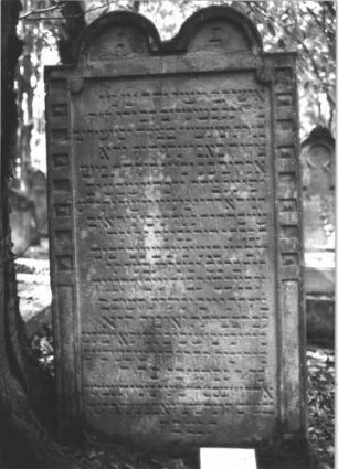 Grabstein 1129 (Index: 99899820) Material: Sandstein Maße HxBxT: 166x88x16 cm Beschreibung: Stele mit eingezogenem, doppeltem Rundbogenabschluss, Rahmen mit Felderfries Besonderheit: kulturhistorisch wertvoll / hist.-wiss. Gründe (Gemeindestellung): Grabstein 1129
