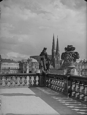 Zwinger. Bogengalerie L, Terrasse mit Balustrade, vor 1945