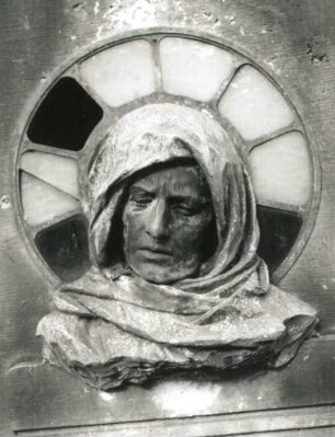 Grabmal der Familie Vsetecka : Grabmal der Familie Vsetecka. Sandstein (vor 1913; V. Vsetecka). Trauernde. Prag-Královské Vinohrady, Olšaner Friedhof