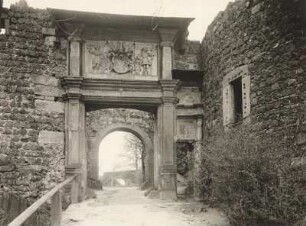 Burg Stolpen. Burgtor zur Hauptburg, Renaissanceportal mit kursächsisch-dänischem Wappen, nach Mitte 16. Jh.