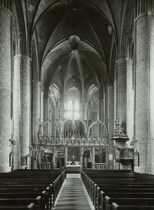 Evangelische Marienkirche. Inneres, Blick durch das Mittelschiff zum Chor, Möbius 1955