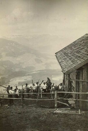 Kitzbühler Alpen. Vor dem Unterkunftshaus "Alpenrose". "Abschied vom Winter" (1530 m)