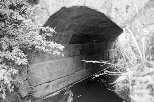 Mollhagen: Viehkatenstraße: "Dänenbrücke" über den Viehbach: Seitenansicht: Brückenbogen aus Granitquadern, Durchfluss
