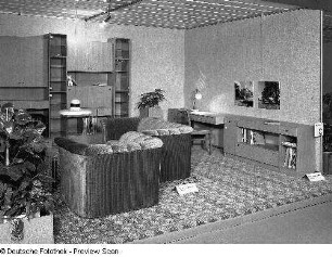 Ausstellungskoje mit Wohnzimmermöbeln des VEB Möbelkombinat Ribnitz-Damgarten. Ansicht mit Sitzgruppe "Glowe" und Anbauwand "Densow