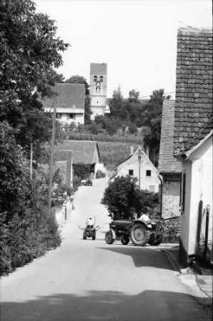 Betberg: Gasse mit Kirchturm
