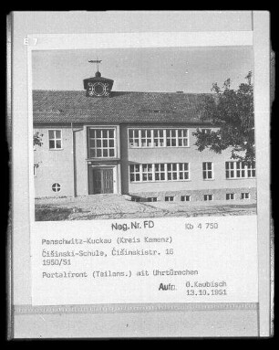 Panschwitz-Kuckau, Cisinskistraße 16. Ćišinski-Schule (bezeichnet 1950/1951). Portalansicht (Teilansicht) mit Uhrtürmchen