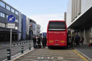 Girona - Airport Costa Brava : Passagiere verlassen einen Zubringerbus vor dem Terminal, aufgenommen am 15. April 2012 am Airport Girona Costa Brava