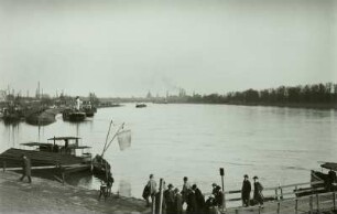 Dresden-Pieschen, Fähranleger und Winterhafen : Dresden-Pieschen. Blick von der Anlegestelle der Fähre gegen Winterhafen und Stadtzentrum