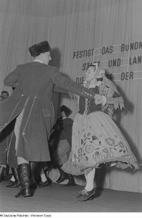 Auftritt einer am Bezirksausscheid der Volkskunstgruppen 1954 teilnehmenden Tanzgruppe