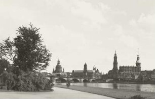 Dresden, Blick vom Neustädter Elbufer in Höhe des Japanischen Palais nach Südosten auf die Altstadt