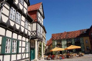 Quedlinburg - Fachwerkhäuser : Geburtshaus des Dichters Klopstock links, Schlossberg Quedlinburg, aufgenommen 2006