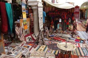 Hauptstadt Tripolis : Staatlicher Touristenbasar in der Altstadt von Tripolis, aufgenommen 2006