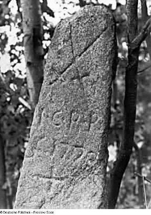 Kursächsische Grenzsäule : Kursächsische Grenzsäule. Sandstein. Bezeichnet 1770. Detail: Oberer Teil mit eingeritzten Kurschwertern und Inschrift. Bischofswerda-Schönbrunn