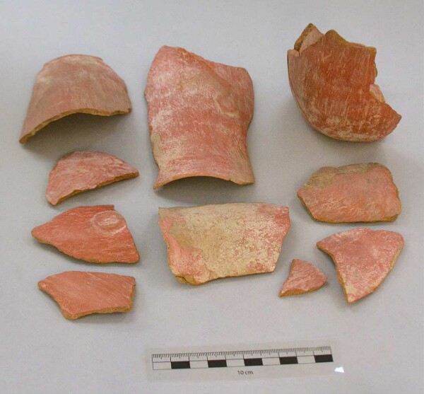 Fragments d'une coupe en terre cuite