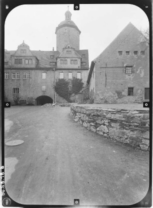 Ranis. Burg (Erwähnung 1199, 13./14. Jh.). Hauptgebäude und Bergfried über den Burghof von Osten
