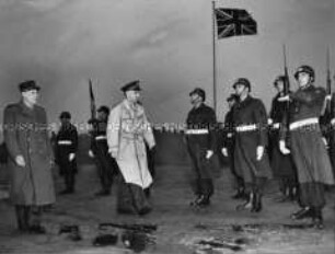 Der amerikanische General Lucius D. Clay und der französische Brigadegeneral Jean Ganeval beim Abschreiten der Ehrengarde anlässlich der Einweihung des Flughafen Tegel