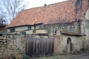 Bauernhaus, Hofmauer mit Plankentor, rundbogige Personenpforte in der Mauer