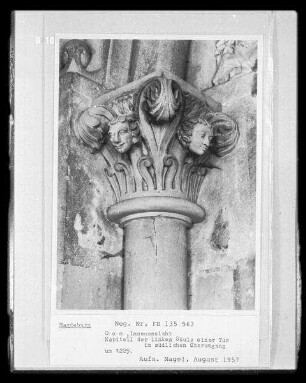 Magdeburg, Dom St. Mauritius und St. Katharina, Innenaufnahme, Chorumgang : Kapitell mit Figurenschmuck an der linken Säule einer Tür im südlichen Chorumgang