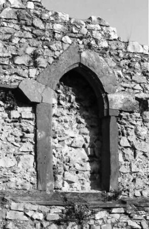 Lörrach, Haagen: Burg, gotisches Fenster, zugemauert