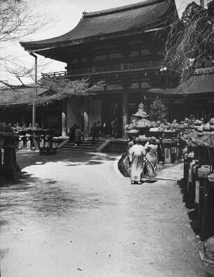 Nara. Kasuga-Taisha (768 gegründet, 1853 letzter Neubau des 20-Jahre-Turnus). Schreingebäude von außen. Ansicht mit Steinlaternen