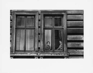 Zwei Kinder am Fenster, Hamburg, St. Georg