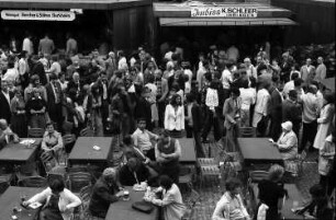 Freiburg: Freiburger Weinfest 1975; Besucher vor den Buden auf dem Münsterplatz; von oben