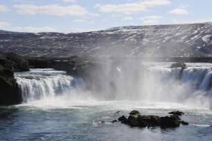 Godafoss-Wasserfall bei Akureyri : Der Godafoss-Wasserfall ("Götter"-Wasserfall) ist hundert Meter breit und fällt 11 Meter tief herab. Aufgenommen am 20. Mai 2012 in der Nähe von Akureyri