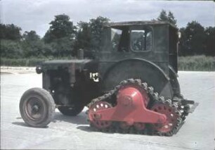 Radschlepper RS 01/40 "Pionier" mit Anbauhalbraupe