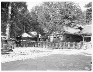 Nikko. Blick auf Tempelgebäude der Scyatsu-Tempelanlage mit Torii-Tor und Heiligen Laternen