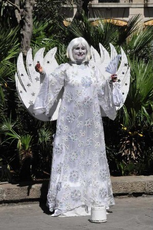 Barcelona - Als Engel verkleidete Frau bettelt : Eine als Engel verkleidete Frau bettelt vor der Kathedrale. Aufgenommen am 15. April 2012 in Barcelona