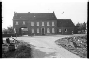 Hof an einer Straße