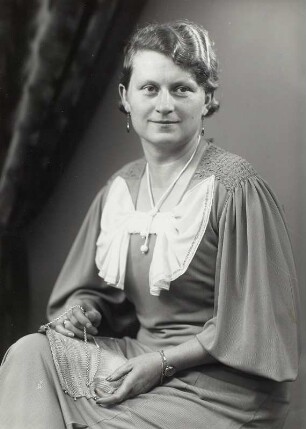 Hulda Hanisch : Die Frau des Fotografen, Hulda Hanisch, im Abendkleid