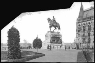 Budapest. Andrassy-Denkmal (1906) am Parlament : Budapest. Reiterstandbild von Gyula Andrássy (1906; György Zala). Das Denkmal wurde 1945 abgetragen und eingeschmolzen, 2016 wurde eine Kopie aufgestellt.