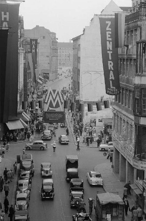 Blick auf die Grimmaische Straße während der Leipziger Herbstmesse 1955
