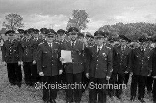 Benstaben: Amtsfeuerwehrfest und 50-jähriges Jubiläum der Freiwilligen Feuerwehr Benstaben: Festwiese: Ehrungen: Gruppenbild der Westerauer Wehr mit Ehrenbeil: vorn Amtswehrführer Herbert David