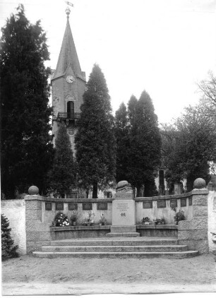 Denkmal für die Gefallenen des Ersten Weltkrieges : Denkmal für die Gefallenen des Ersten Weltkrieges (nach 1918). Schmorkau (Neukirch-Schmorkau), Kirchhof, Südseite der Pfarrkirche
