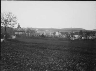 Ortsansicht mit Wehrkirche : Lauterbach, Ortsansicht mit Wehrkirche. Blick nach Nordwesten gegen die Brödnerhöhe