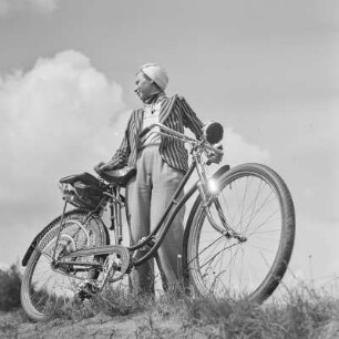Elisabeth Gremmler steht hinter ihrem Fahrrad