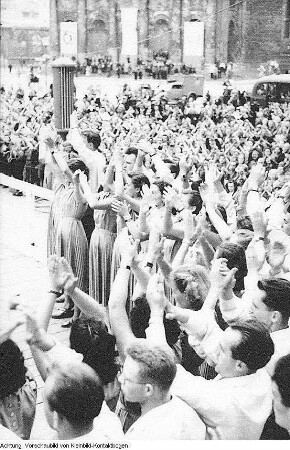 Berlin, 3. Weltfestspiele der Jugend und Studenten, Auftritt eines Kulturensembles aus der Demokratischen Volksrepublik Korea (Nordkorea), Parade im Stadion mit den Ehrengästen Wilhelm Pieck und Otto Grotewohl, Feuerwerk, August 1951