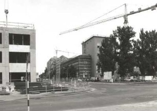 Dresden-Altstadt, Devrientstraße 1/5. Baustelle Bürohaus. Blick vopn Am Zwingerteichgegen Sächsischen Landtag, Altbau (1928/1931; Barthold & Tiede)