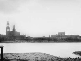 Blick vom Neustädter Elbufer nach Süden auf Katholische Hofkirche und Theaterplatz bei Hochwasser : Dresden. Blick vom Neustädter Elbufer unterhalb der Augustusbrücke gegen die Altstadt mit Katholischer Hofkirche, Helbig's Etablissement und Hotel Bellevue bei Hochwasser.