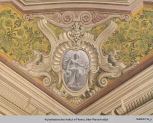 Deckengemälde mit Grifoniwappen und Allegorien : Deckenzwickel mit Allegorische Darstellungen
