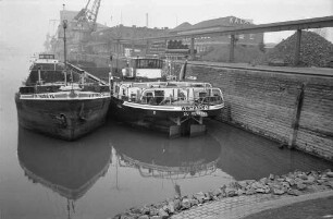 Niedrigwasser im Karlsruher Rheinhafen nach winterlicher Trockenperiode